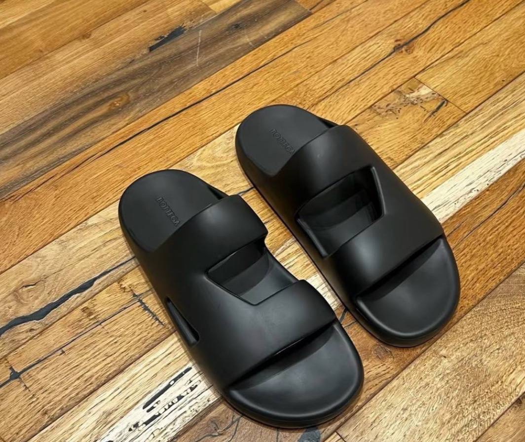 BOTTEGA VENETA Slides side view - Men's luxury Shoes