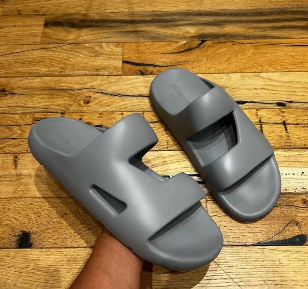 BOTTEGA VENETA Slides side view - Men's luxury Shoes