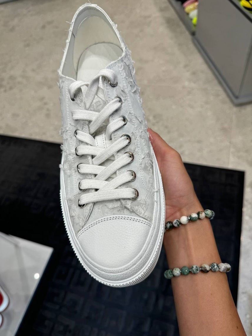 GIVENCHY Sneakers side view - Men's luxury Shoes