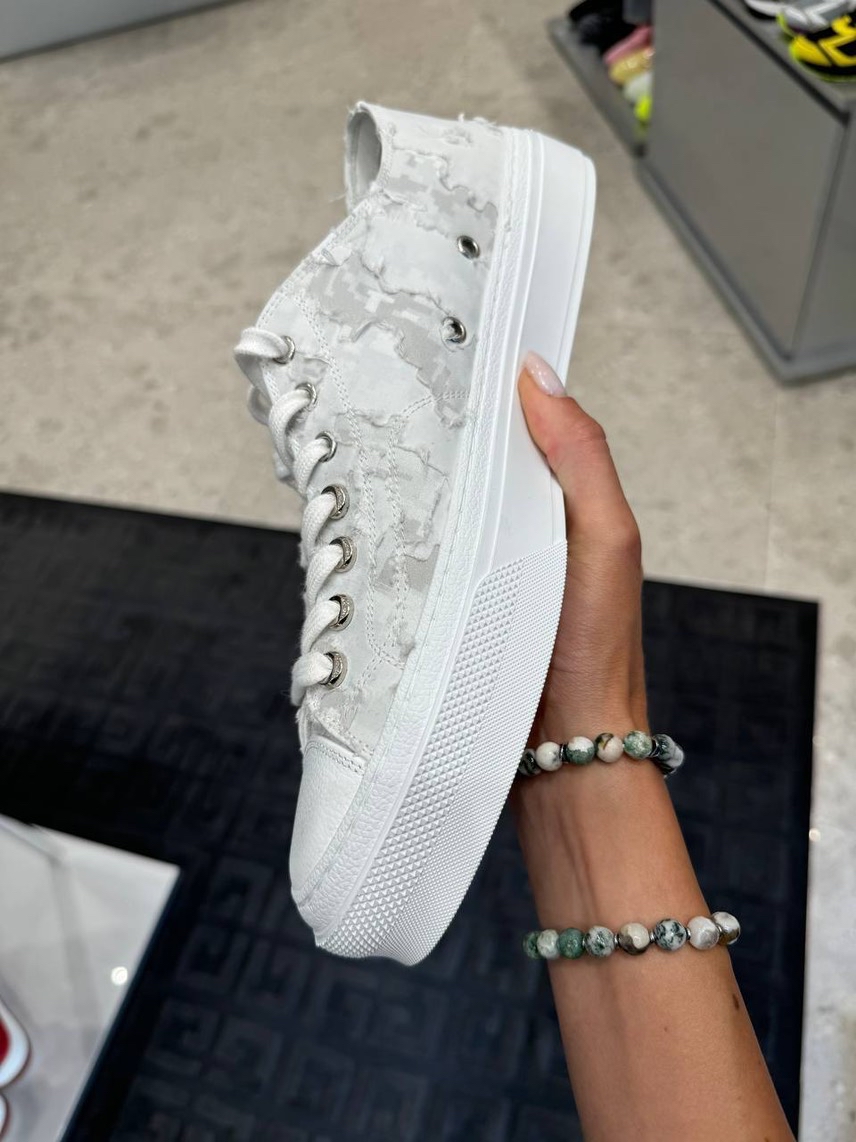 GIVENCHY Sneakers front view - Men's luxury Shoes
