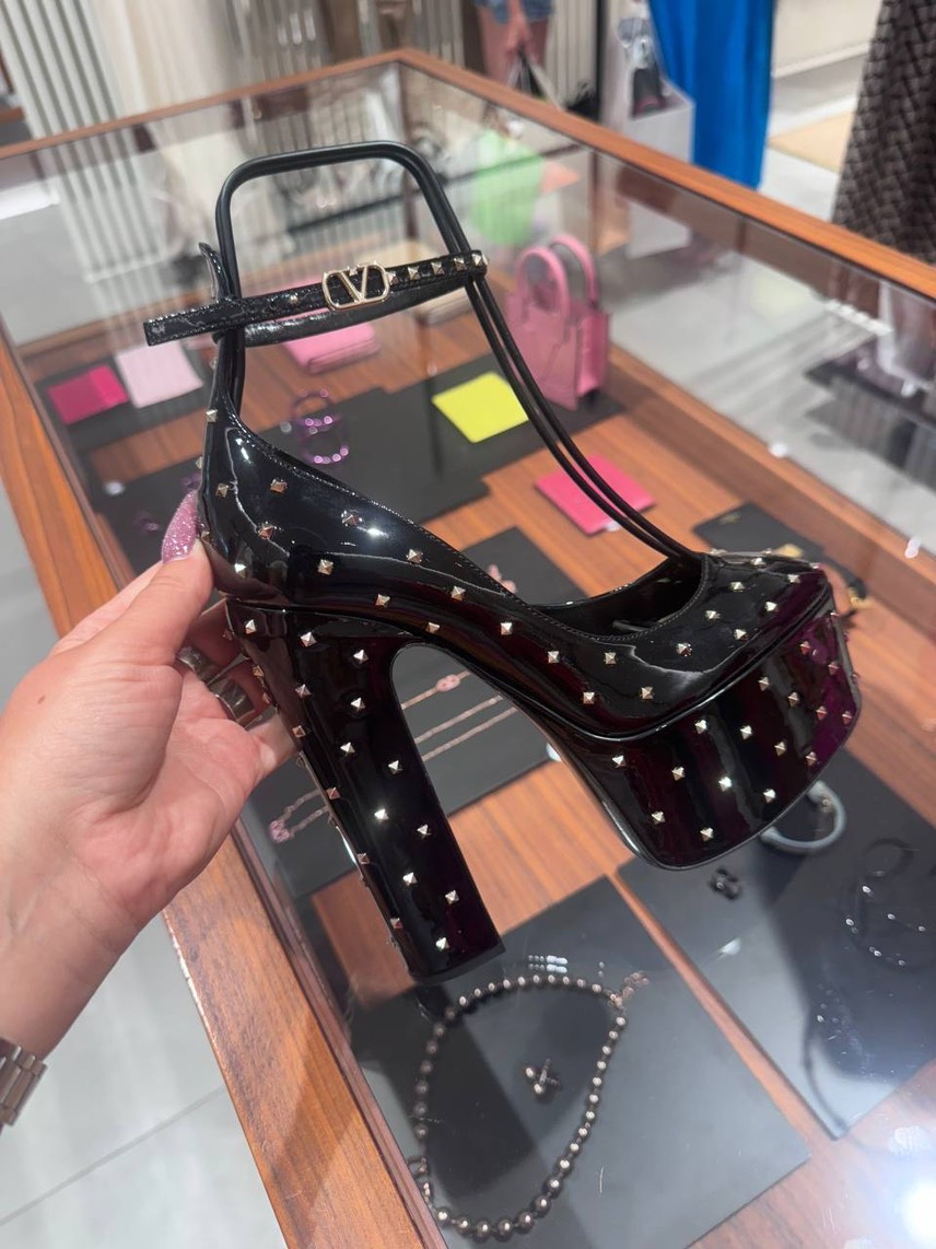 VALENTINO GARAVANI Pumps side view - Women's luxury Shoes