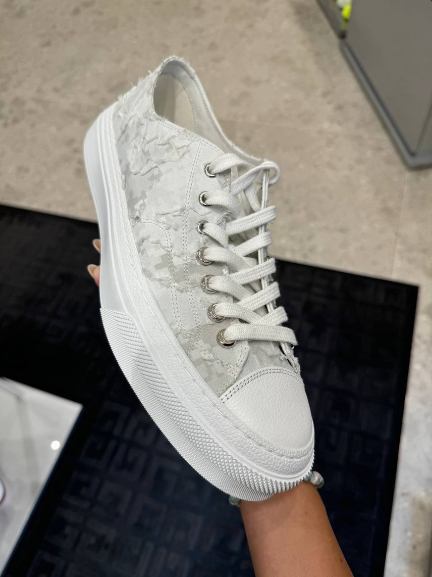 GIVENCHY Sneakers side view - Men's luxury Shoes