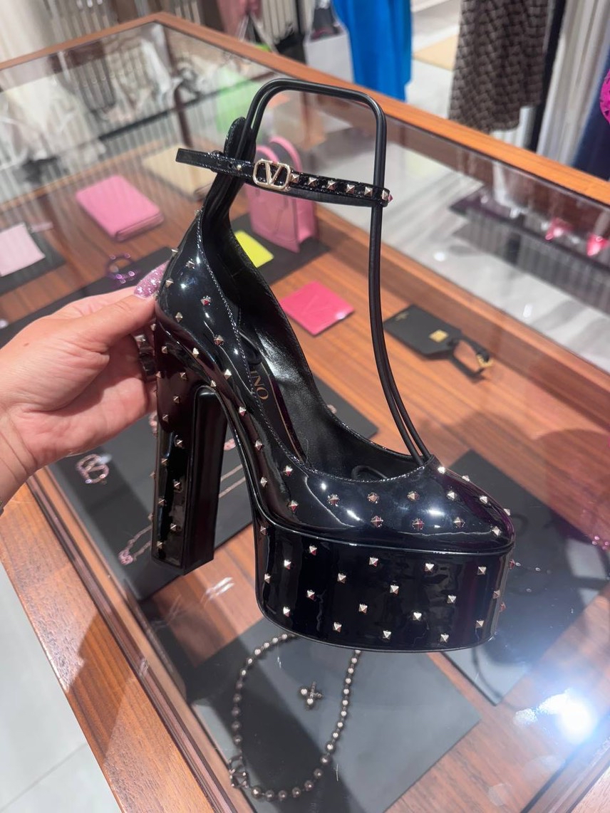 VALENTINO GARAVANI Pumps front view - Women's luxury Shoes