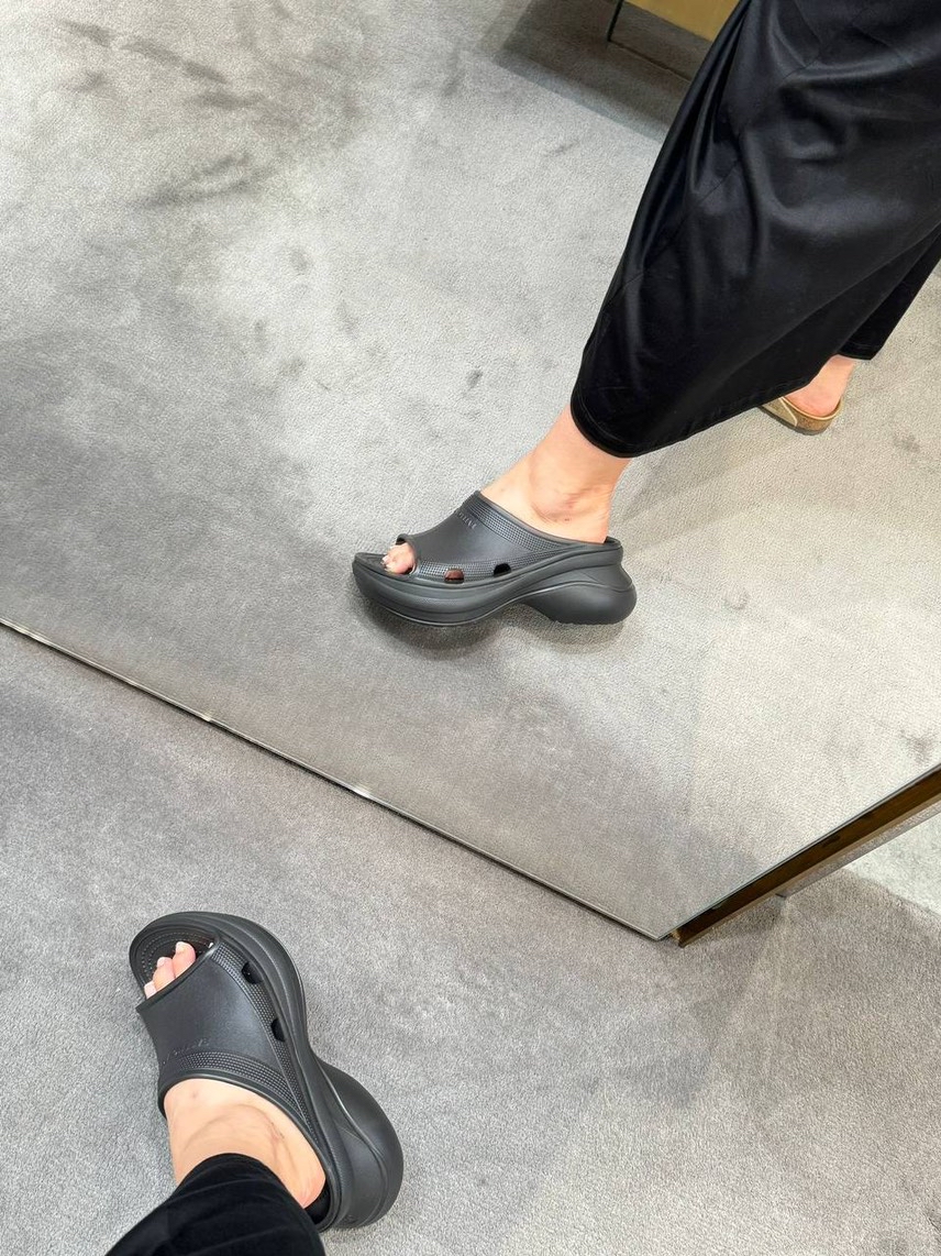 BALENCIAGA Sandals side view - Women's luxury Shoes