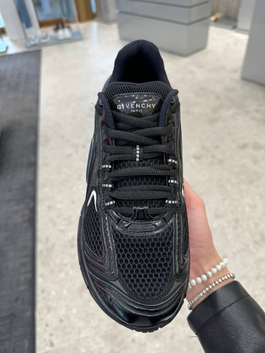 GIVENCHY Sneakers side view - Men's luxury Shoes