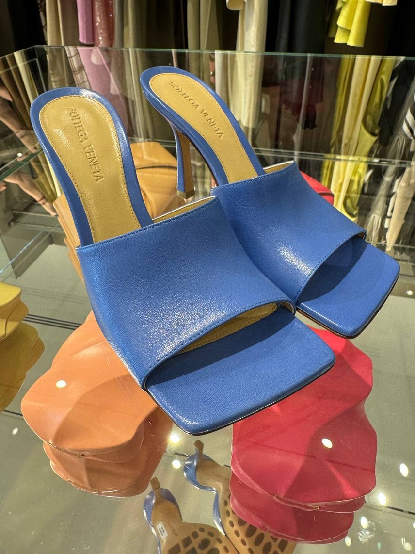 BOTTEGA VENETA Sandals side view - Women's luxury Shoes