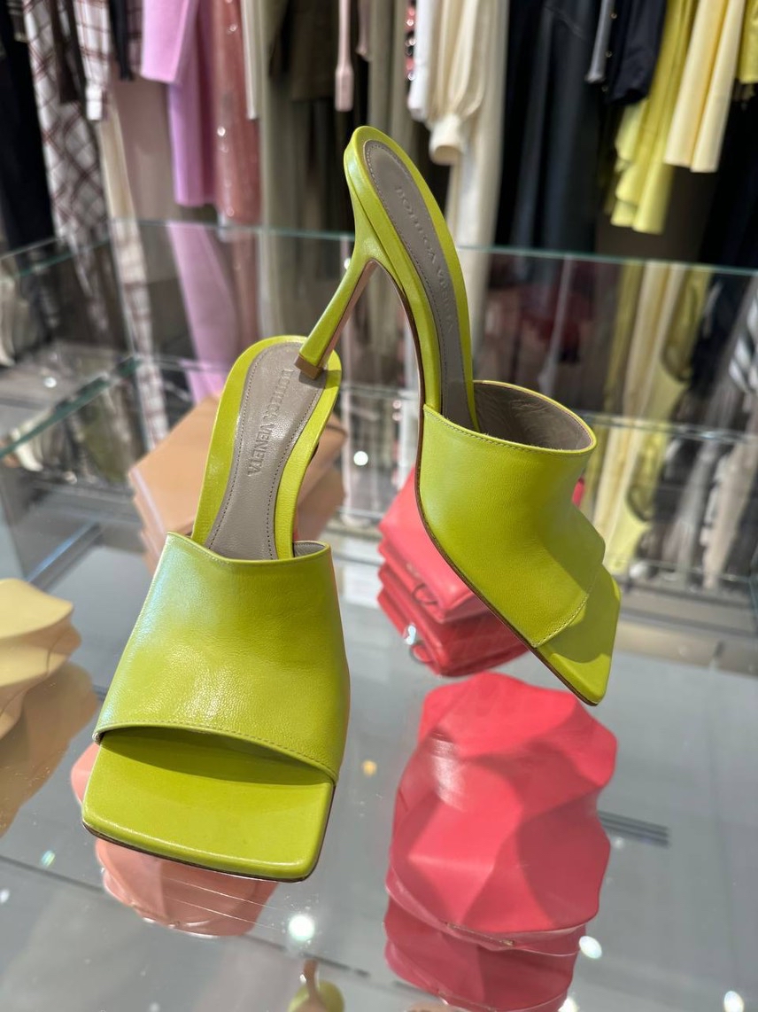 BOTTEGA VENETA Sandals side view - Women's luxury Shoes
