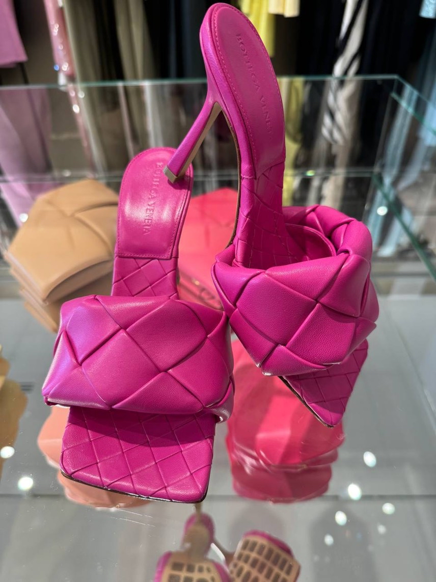 BOTTEGA VENETA Sandals side view - Women's luxury Shoes