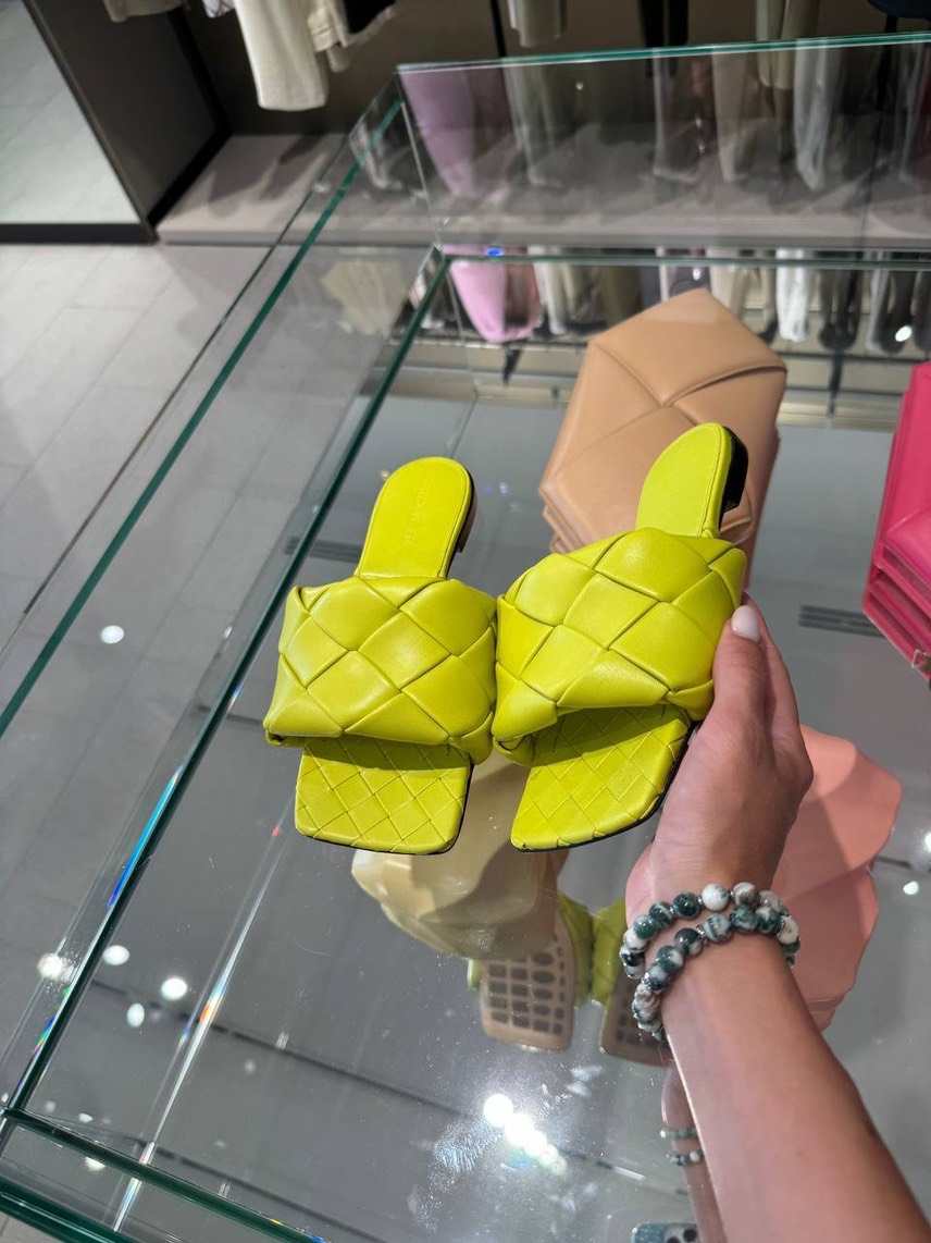 BOTTEGA VENETA Slides side view - Women's luxury Shoes