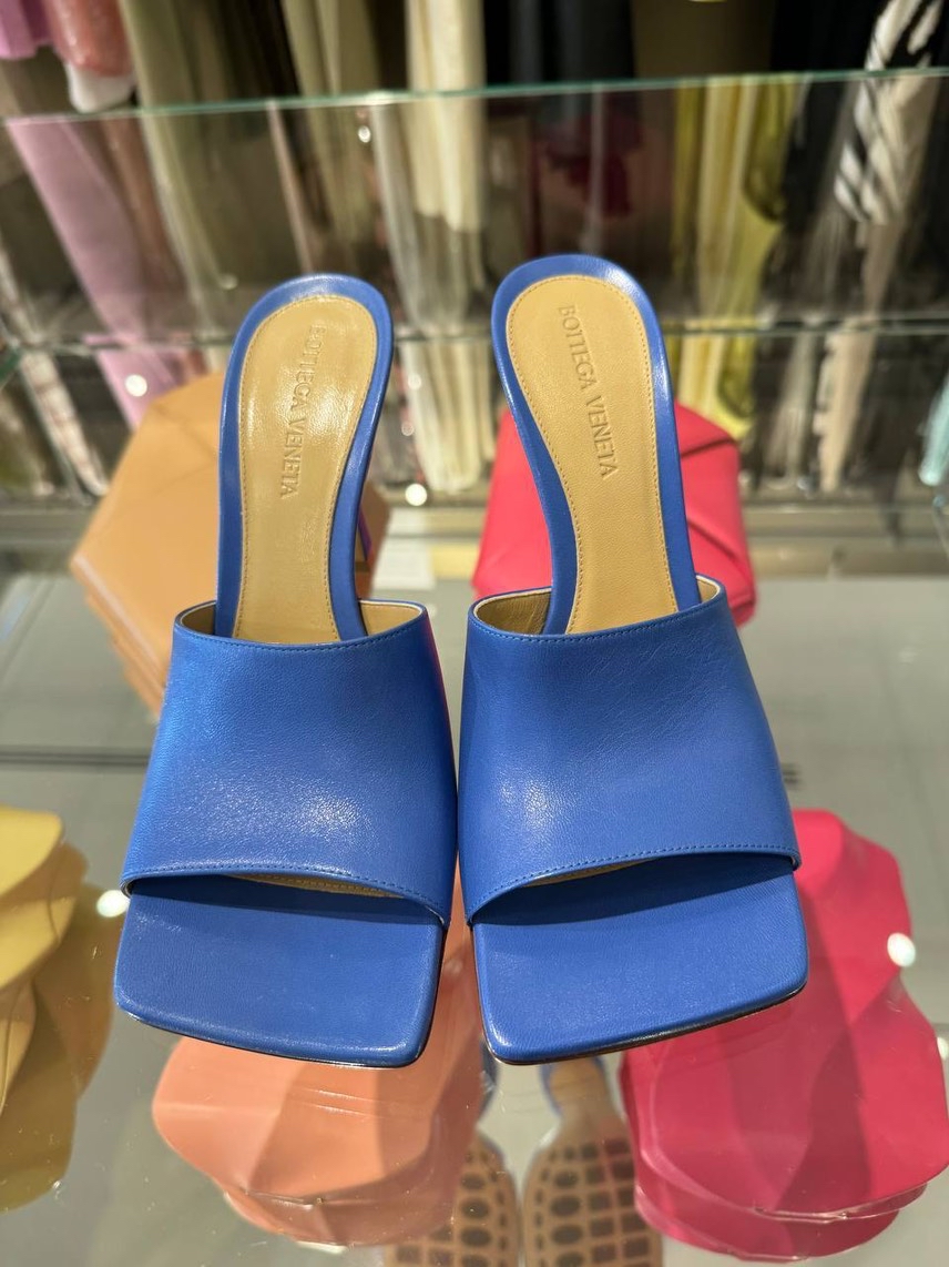 BOTTEGA VENETA Sandals side view - Women's luxury Shoes