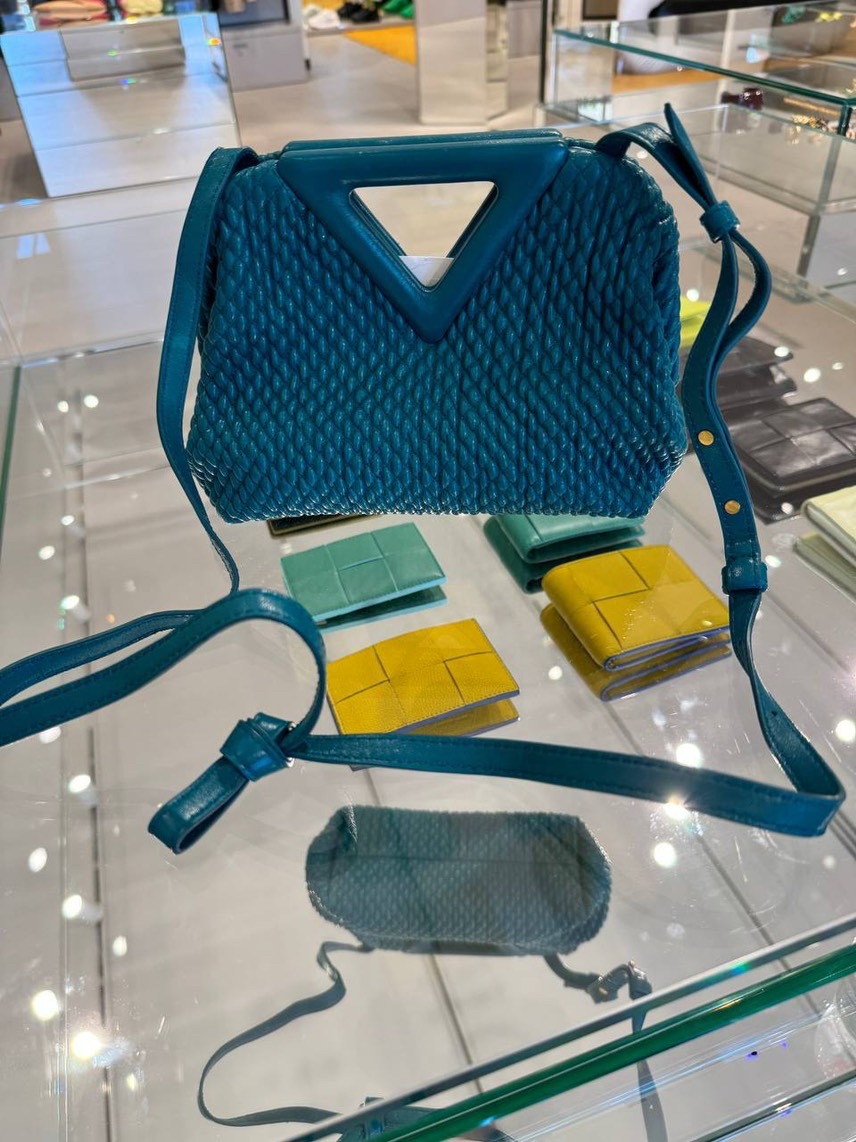 BOTTEGA VENETA Crossbody bags side view - Women's luxury Bags