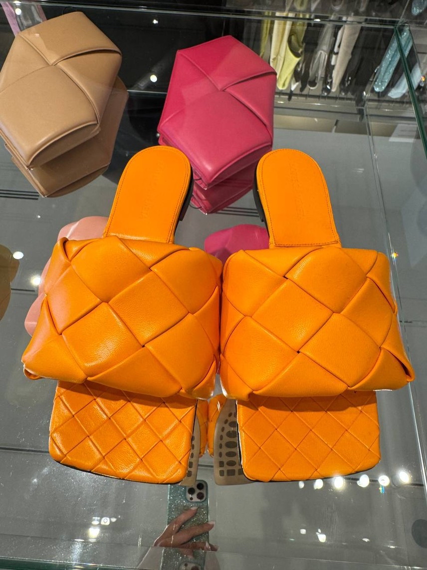BOTTEGA VENETA Slides side view - Women's luxury Shoes