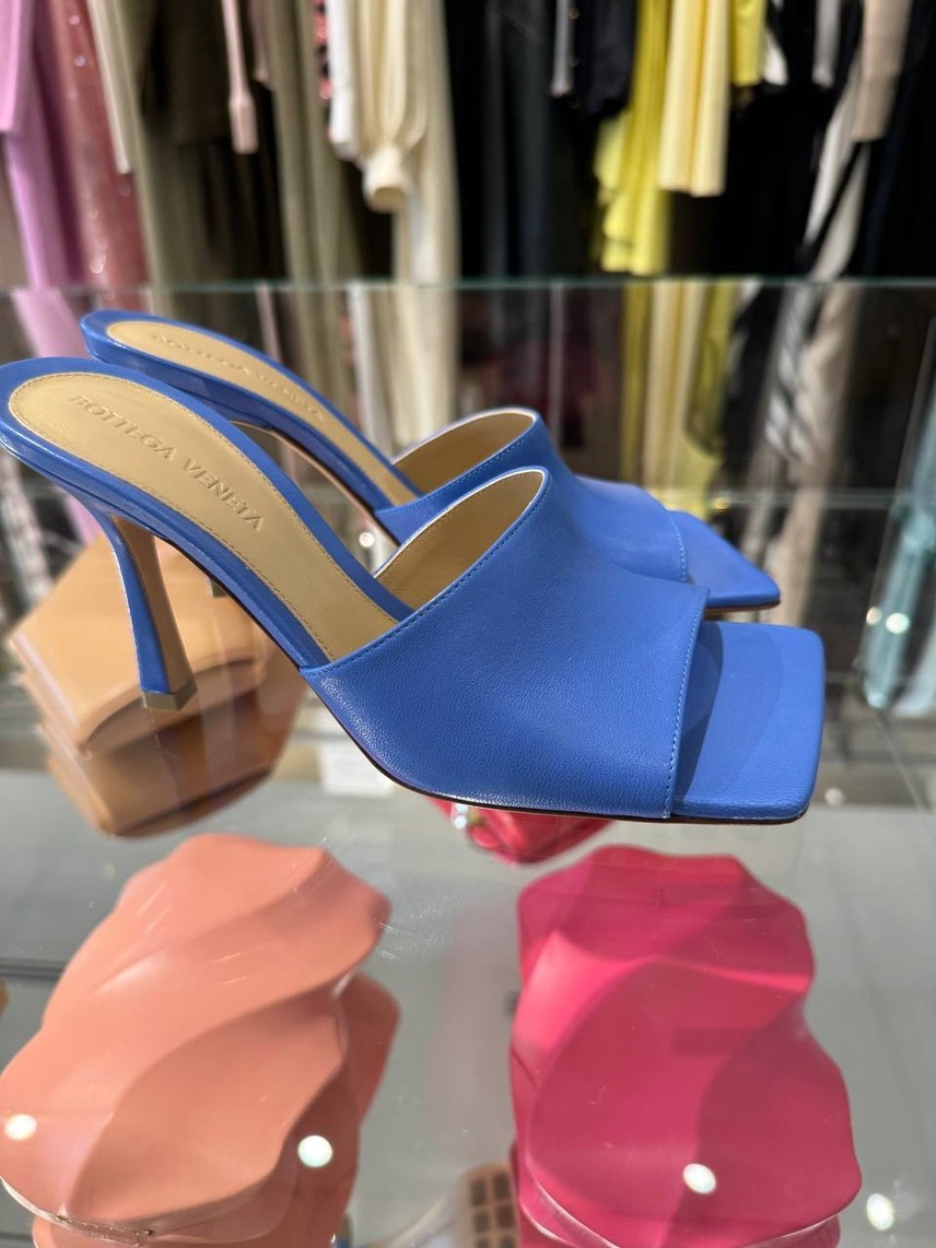 BOTTEGA VENETA Sandals side view - Women's luxury Shoes