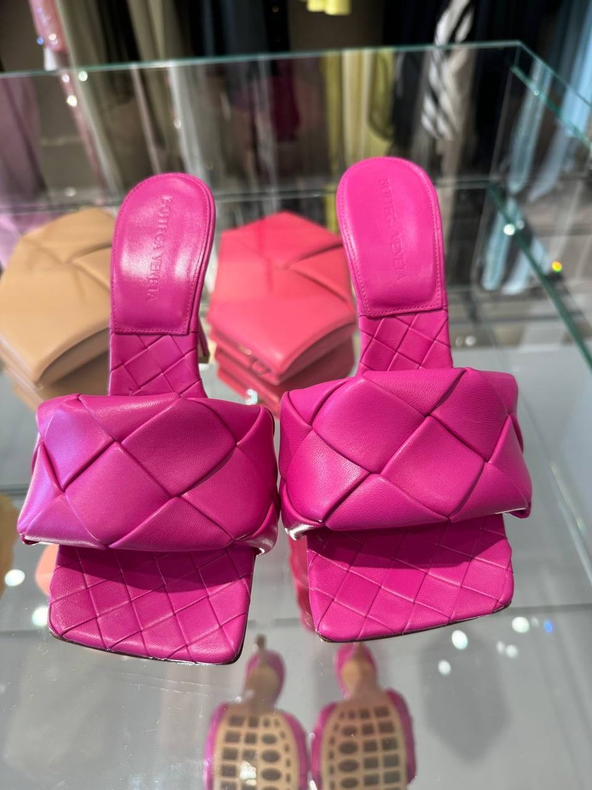 BOTTEGA VENETA Sandals side view - Women's luxury Shoes