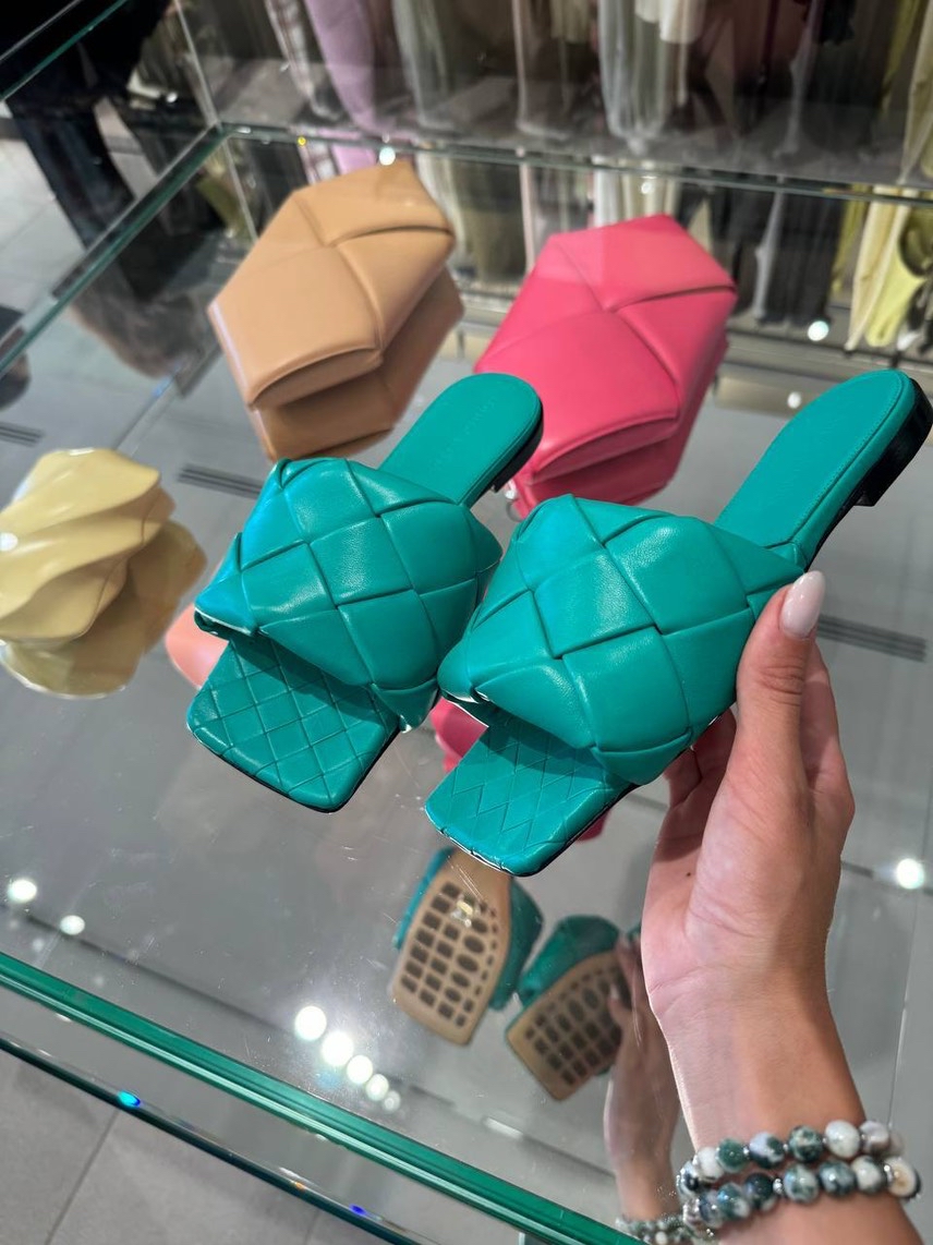 BOTTEGA VENETA Slides side view - Women's luxury Shoes