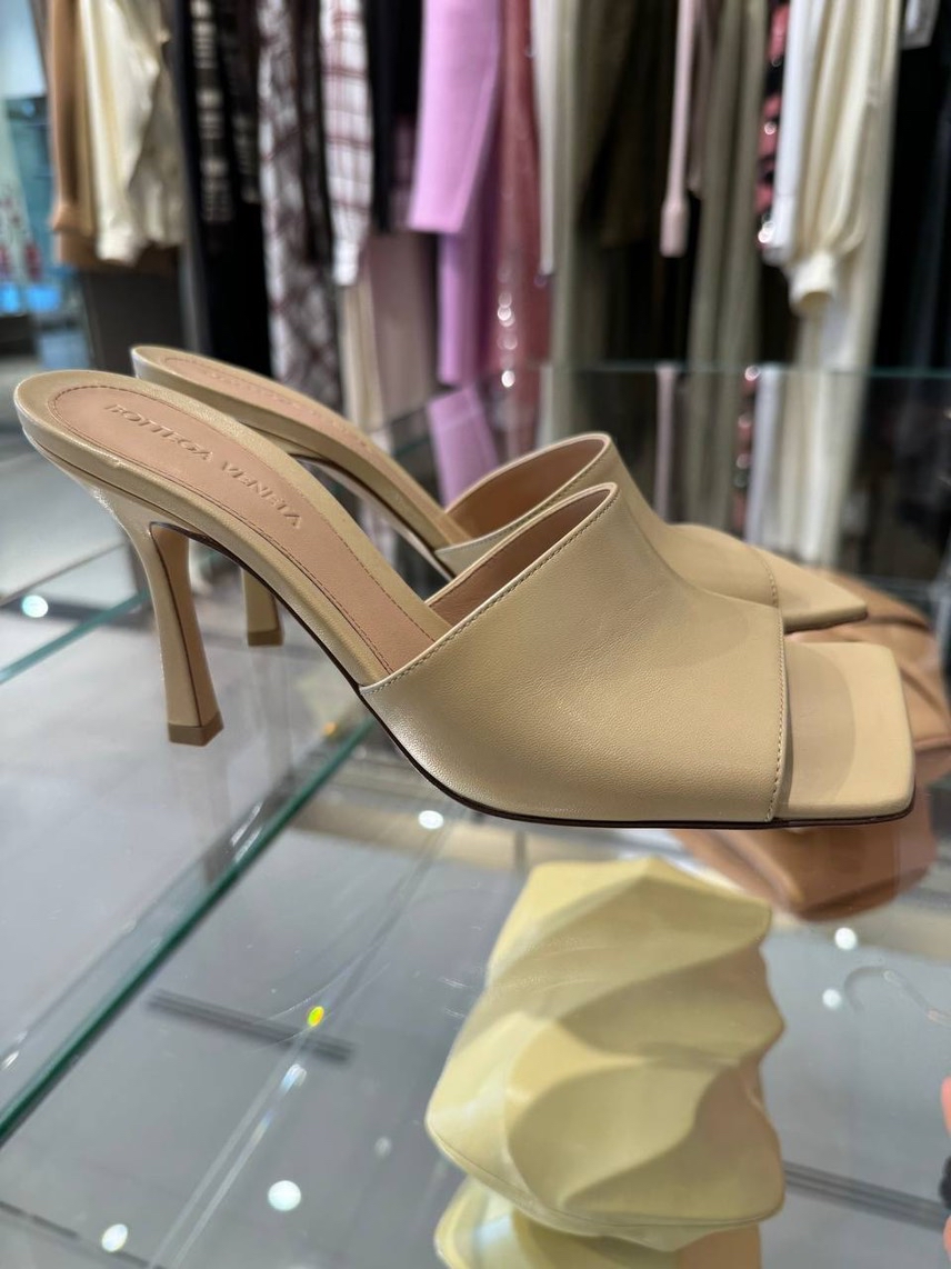 BOTTEGA VENETA Sandals side view - Women's luxury Shoes