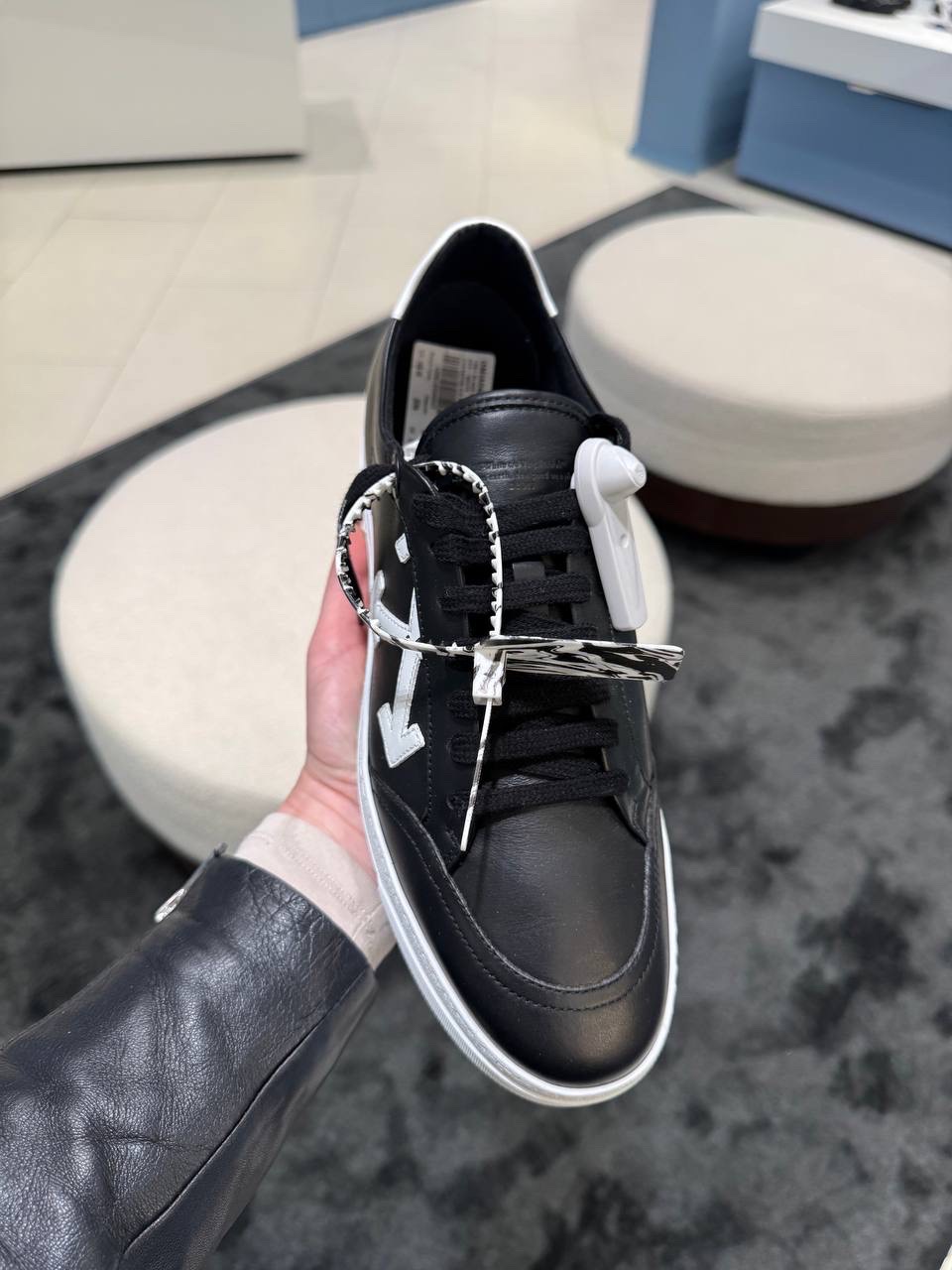 OFF-WHITE Sneakers side view - Men's luxury Shoes