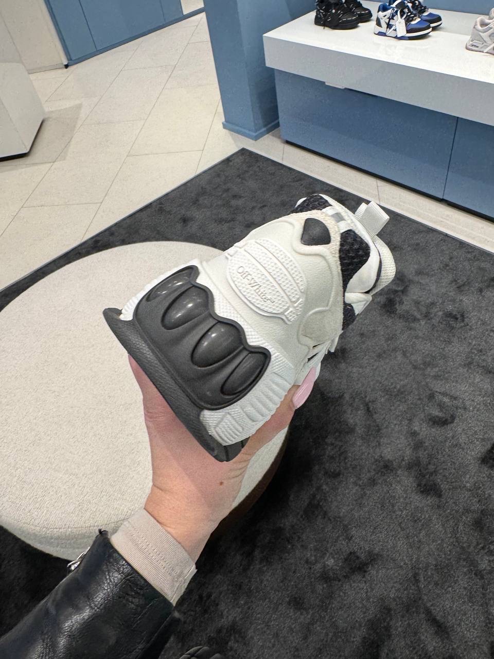 OFF-WHITE Sneakers side view - Men's luxury Shoes