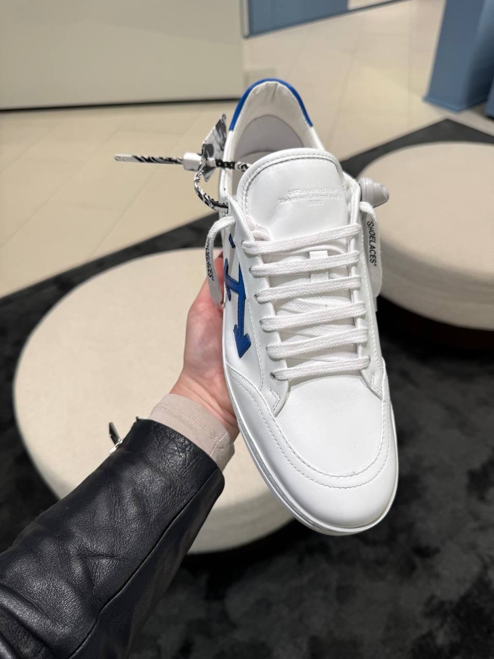 OFF-WHITE Sneakers side view - Men's luxury Shoes