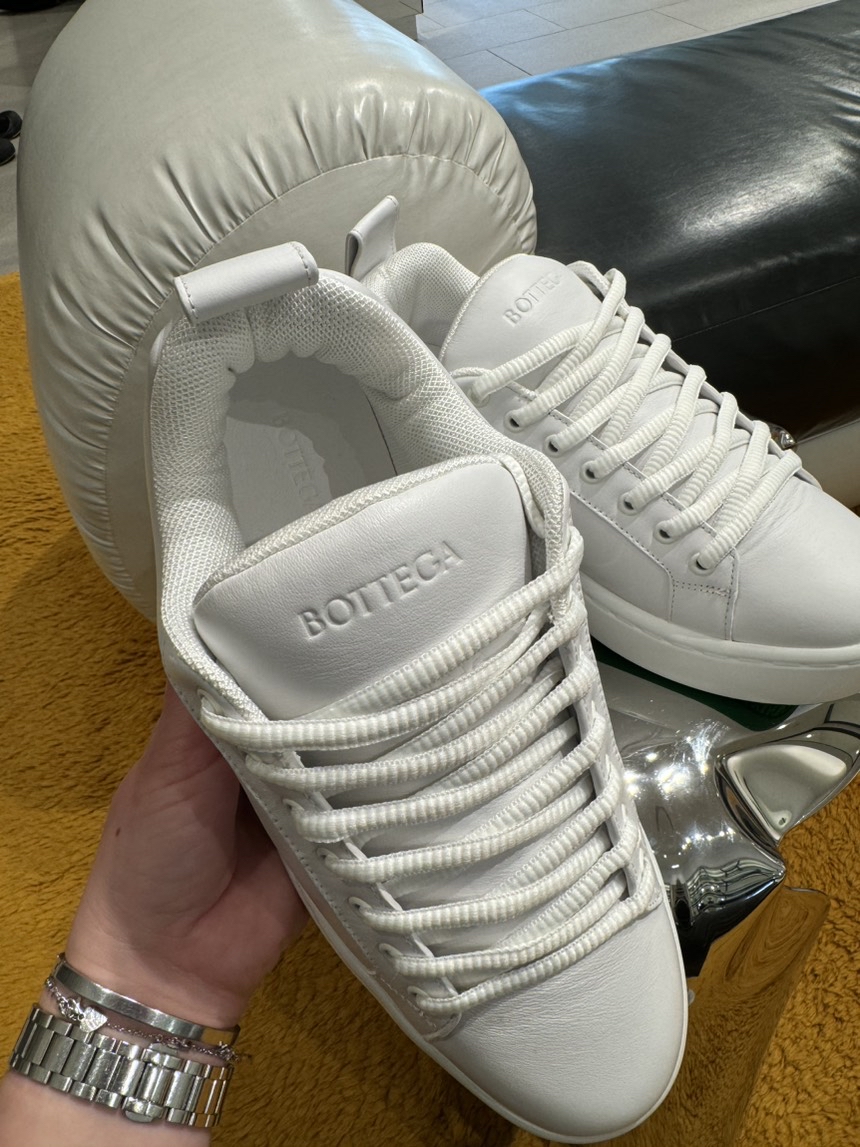 BOTTEGA VENETA Sneakers side view - Men's luxury Shoes