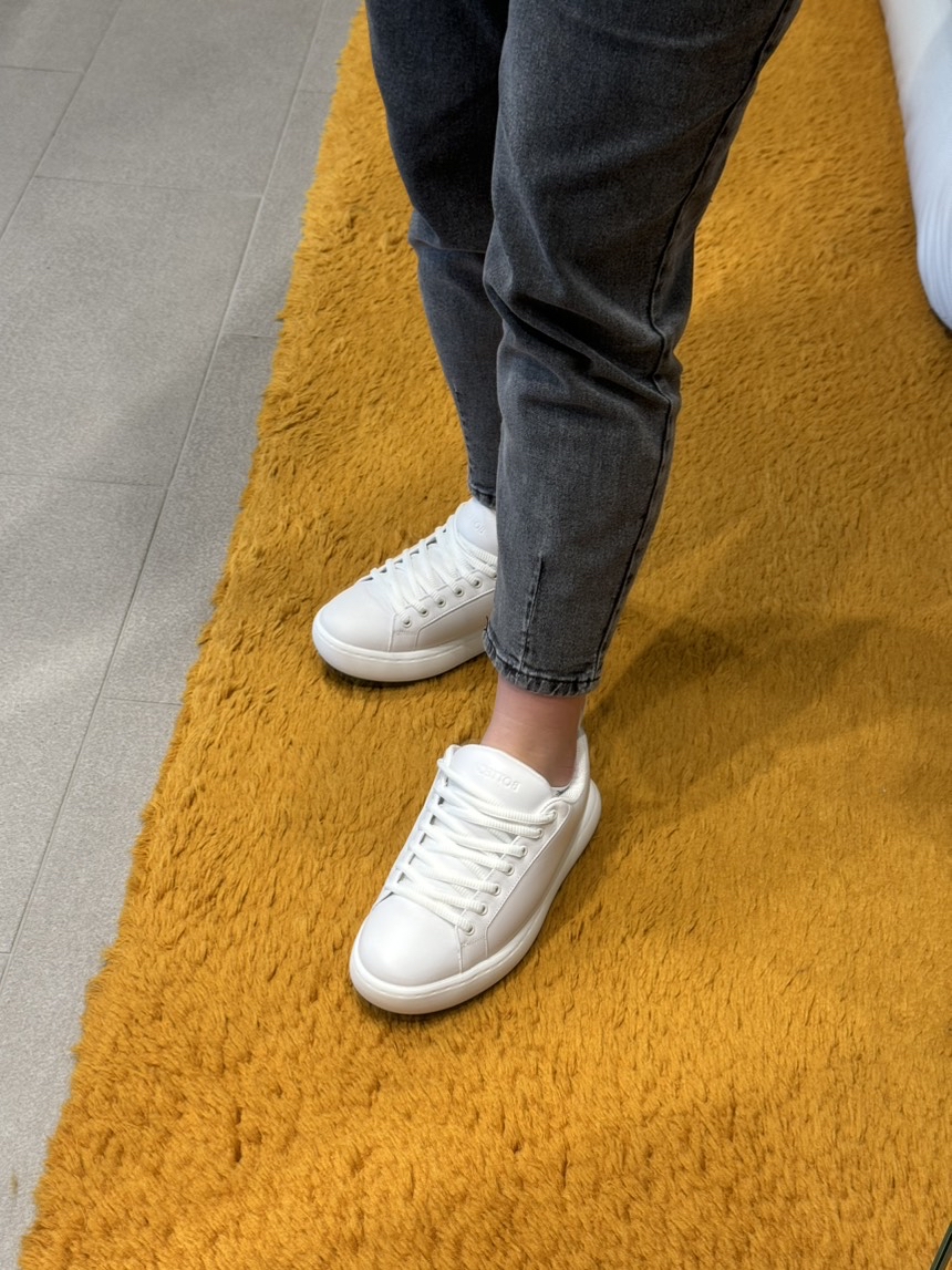 BOTTEGA VENETA Sneakers side view - Men's luxury Shoes