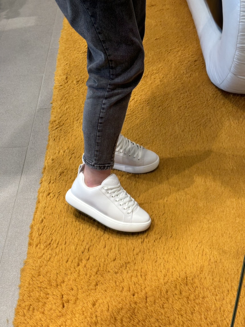 BOTTEGA VENETA Sneakers side view - Men's luxury Shoes