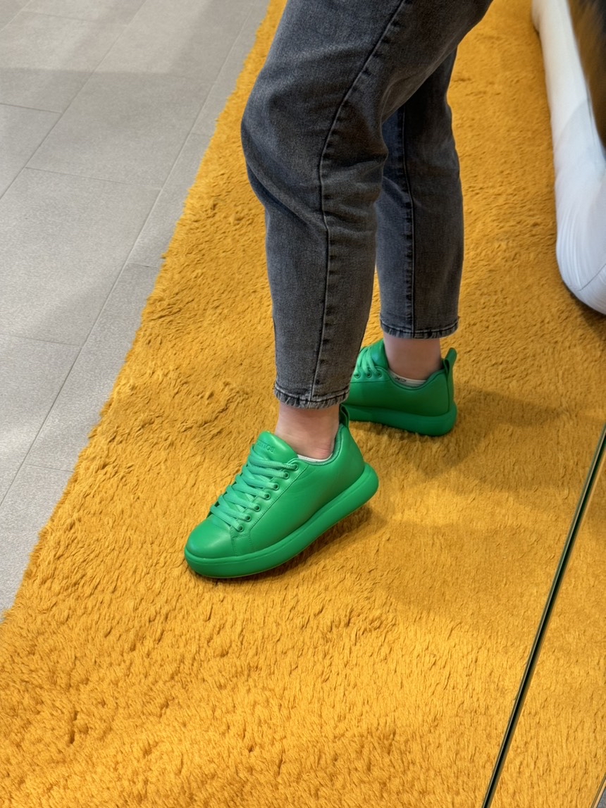 BOTTEGA VENETA Sneakers side view - Men's luxury Shoes