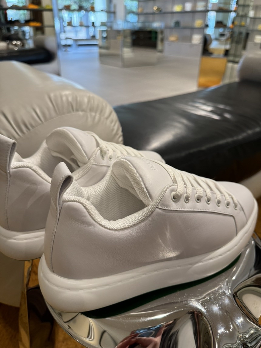 BOTTEGA VENETA Sneakers side view - Men's luxury Shoes