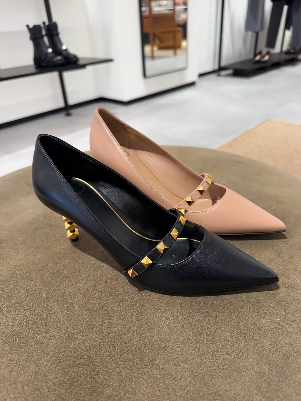 VALENTINO GARAVANI Pumps front view - Women luxury Shoes