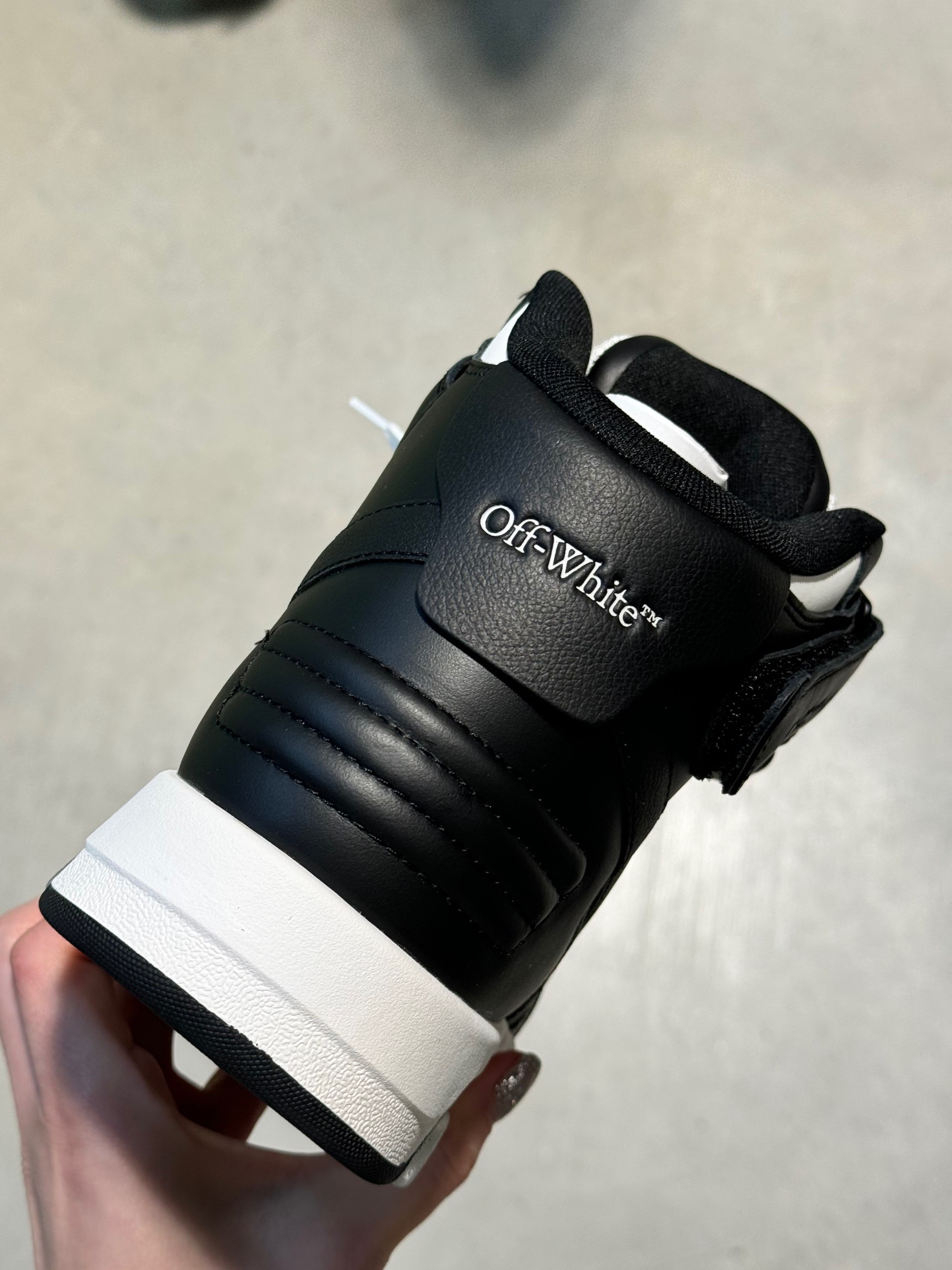 OFF-WHITE Sneakers side view - Men's luxury Shoes