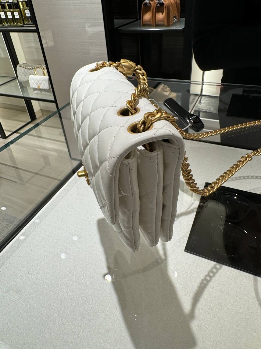 CHANEL Crossbody bags side view - Women's luxury Bags