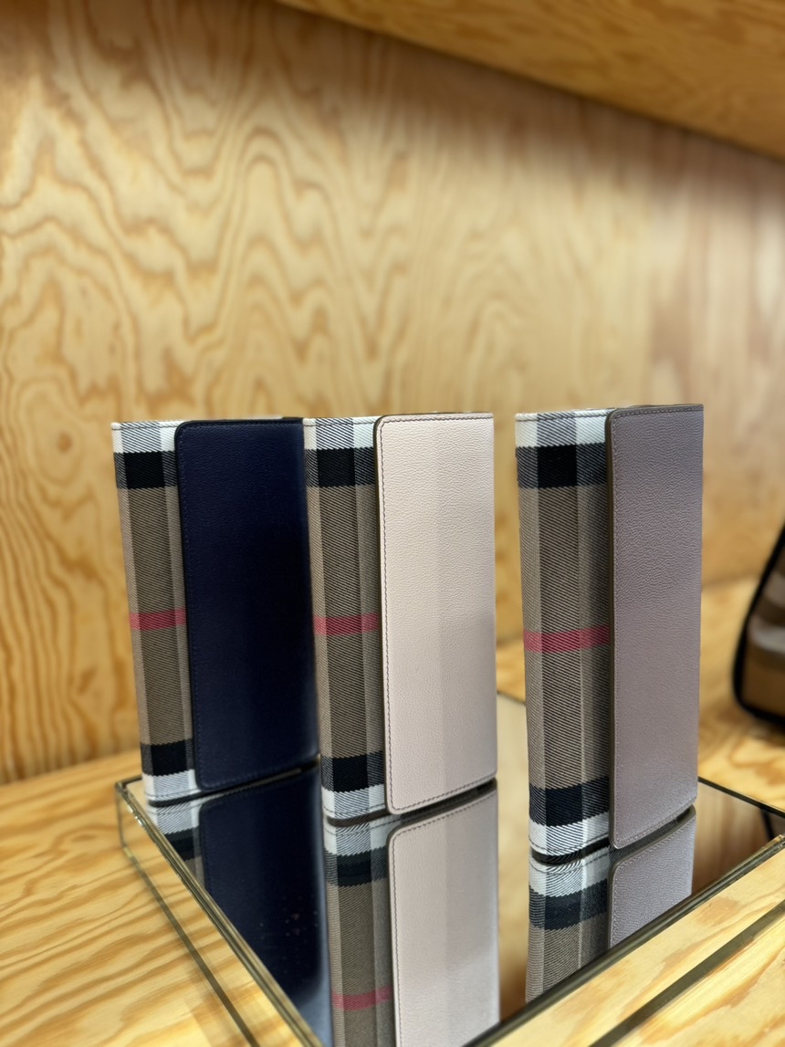 BURBERRY Wallets and small leather goods side view - Women's luxury Accessories