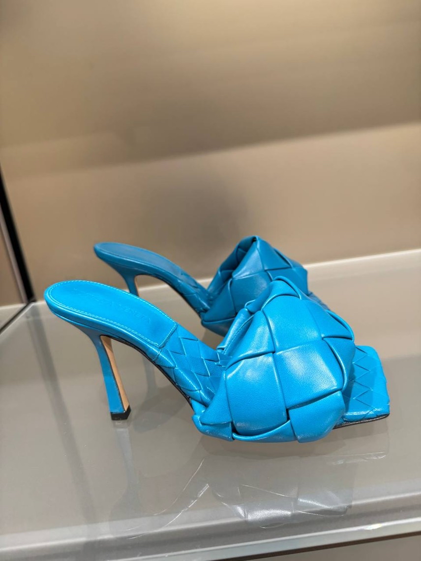 BOTTEGA VENETA Sandals side view - Women's luxury Shoes
