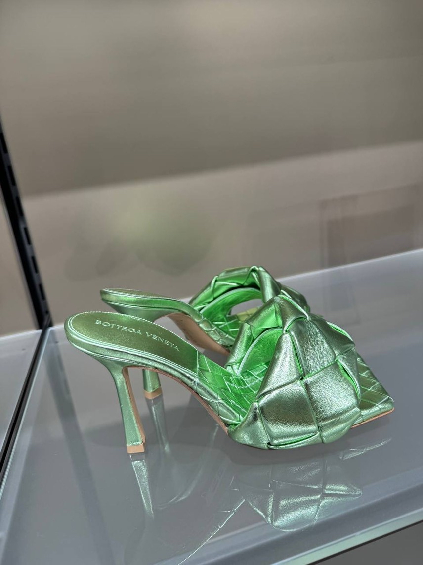BOTTEGA VENETA Sneakers side view - Women's luxury Shoes
