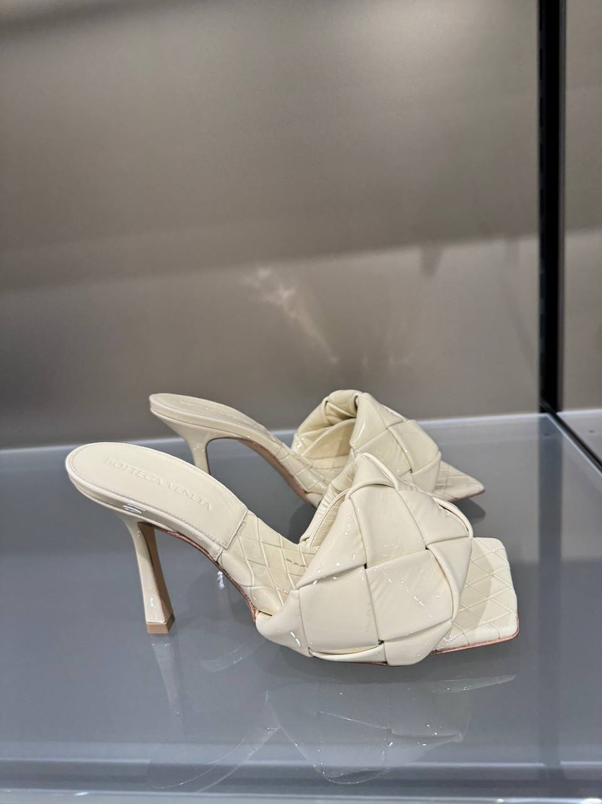 BOTTEGA VENETA Sneakers side view - Women's luxury Shoes