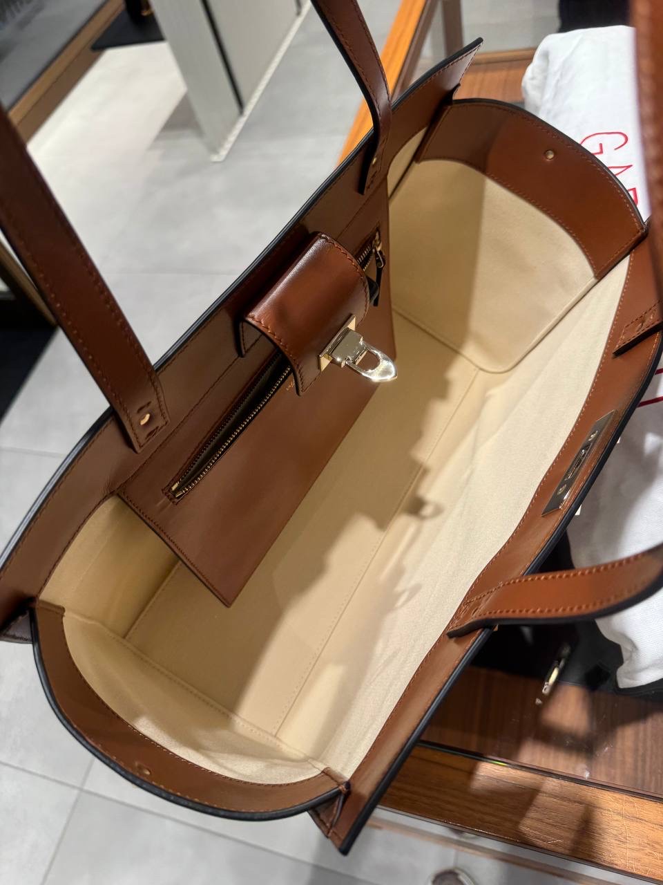 VALENTINO GARAVANI Totes side view - Women's luxury Bags