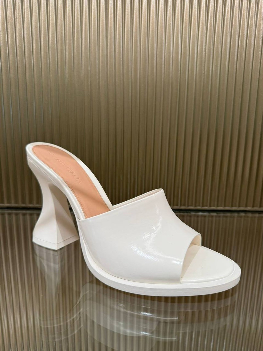 BOTTEGA VENETA Sandals side view - Women's luxury Shoes