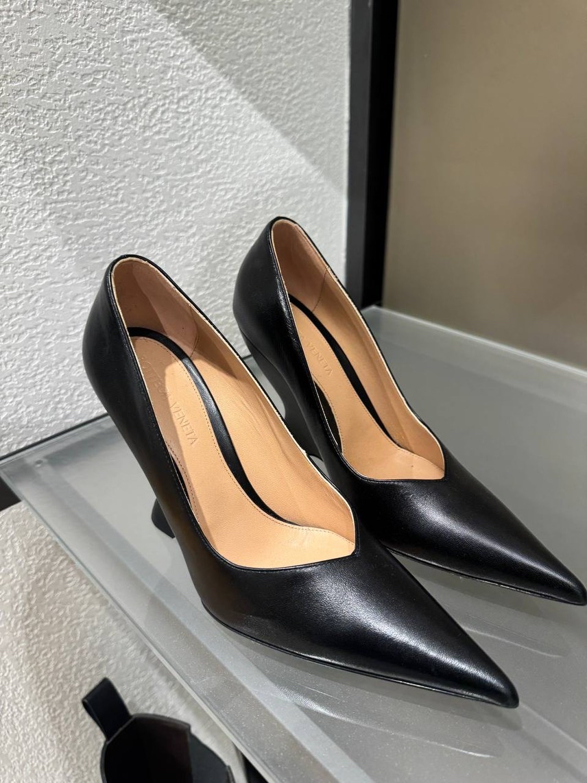 BOTTEGA VENETA Pumps side view - Women's luxury Shoes