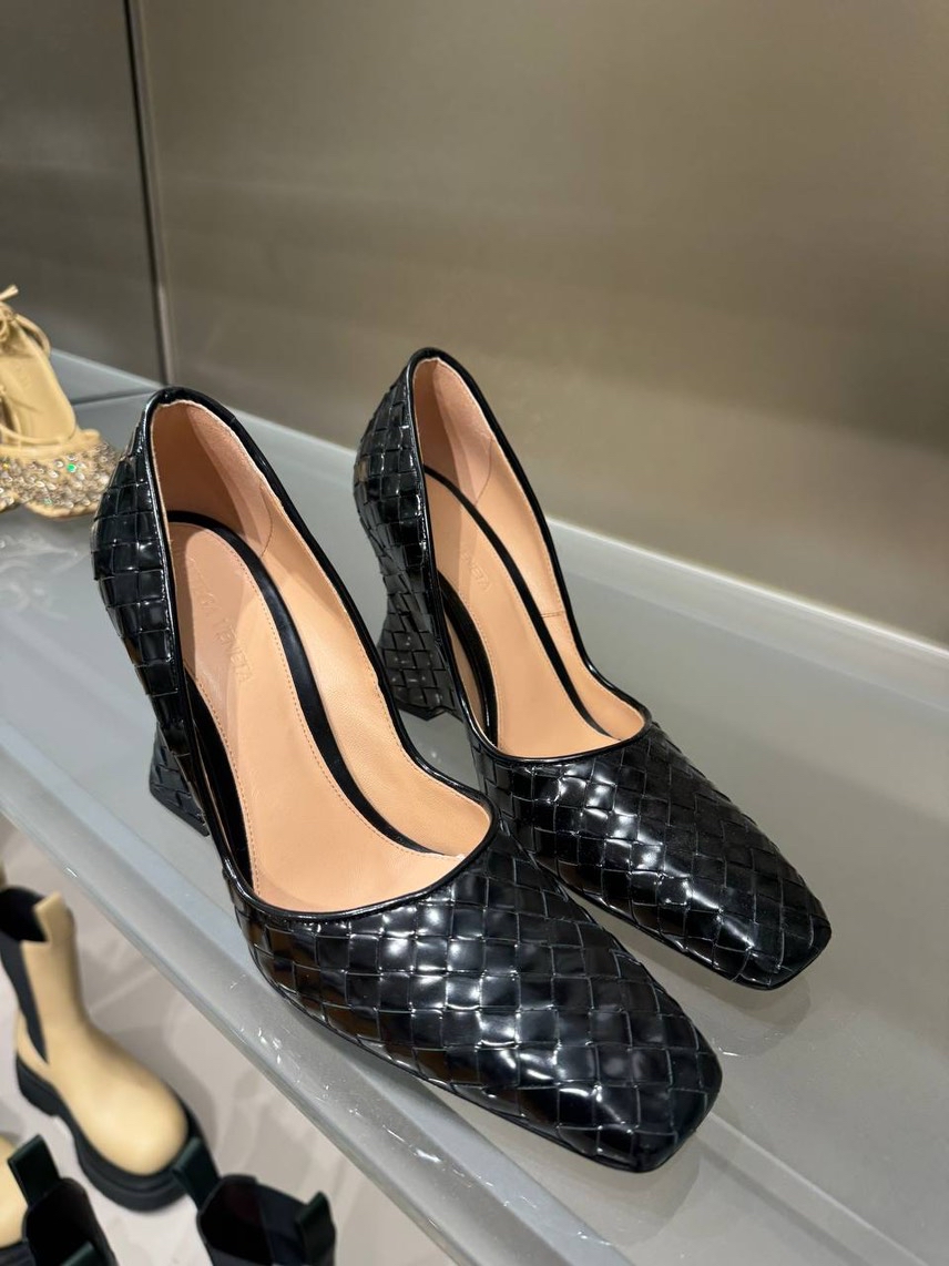 BOTTEGA VENETA Pumps side view - Women's luxury Shoes