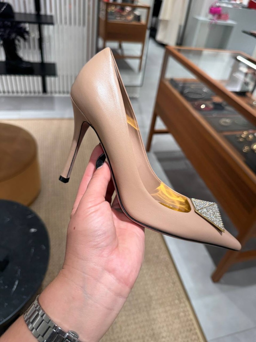 VALENTINO GARAVANI Pumps front view - Women's luxury Shoes