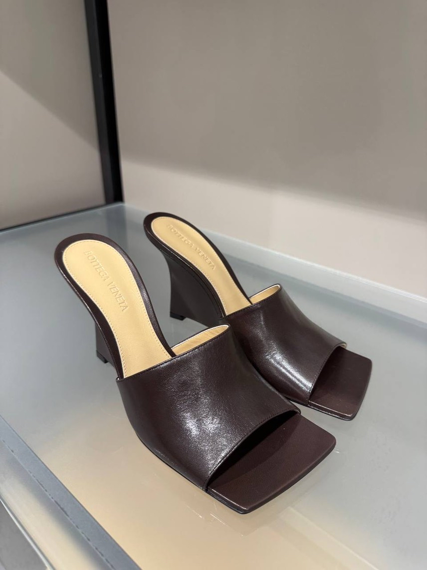 BOTTEGA VENETA Sandals front view - Women's luxury Shoes