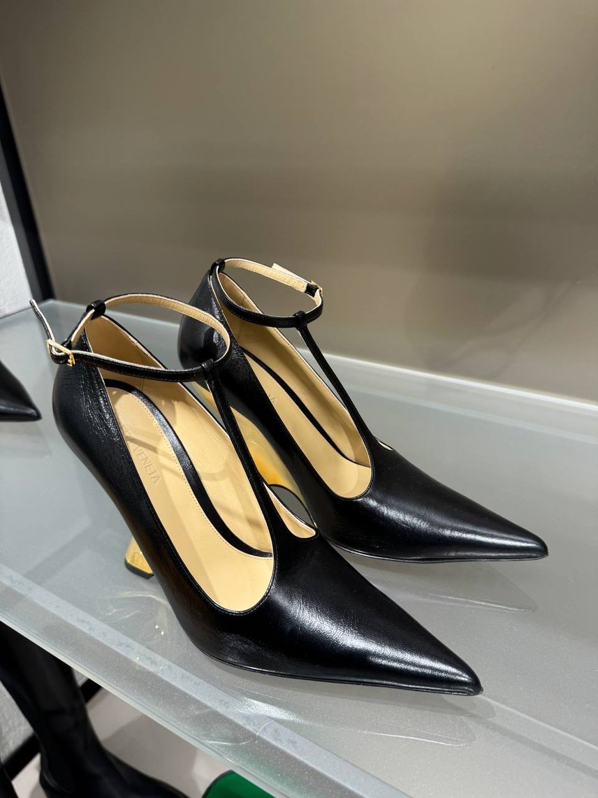 BOTTEGA VENETA Pumps side view - Women's luxury Shoes