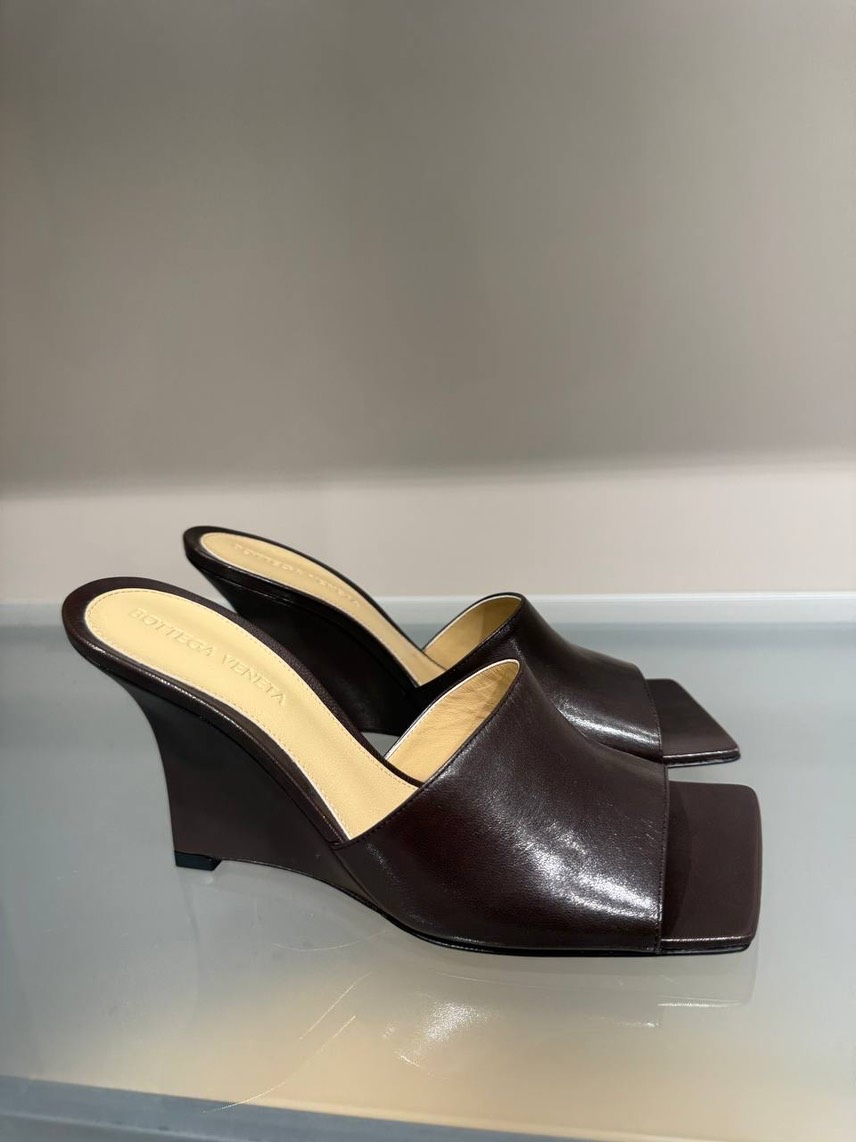 BOTTEGA VENETA Sandals side view - Women's luxury Shoes