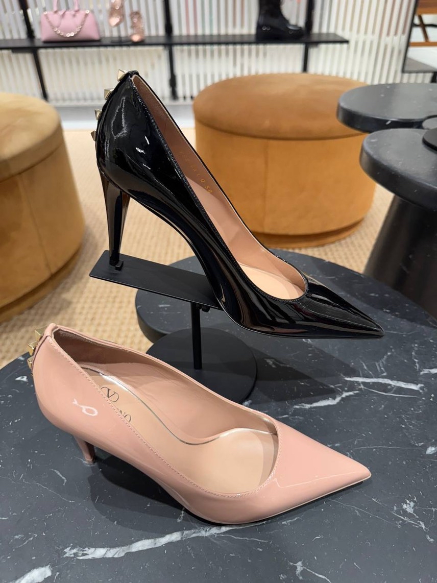 VALENTINO GARAVANI Pumps front view - Women's luxury Shoes