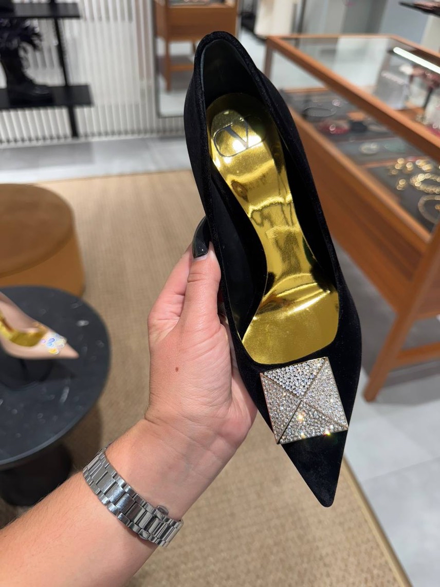 VALENTINO GARAVANI Pumps front view - Women's luxury Shoes