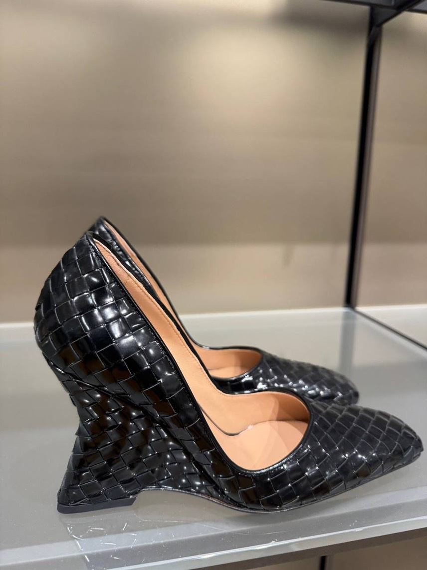 BOTTEGA VENETA Pumps front view - Women's luxury Shoes