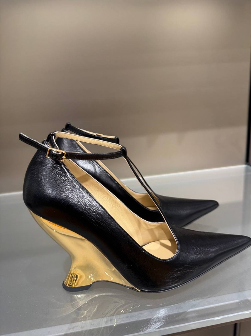 BOTTEGA VENETA Pumps front view - Women's luxury Shoes