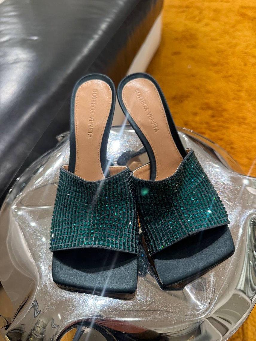 BOTTEGA VENETA Sandals side view - Women's luxury Shoes