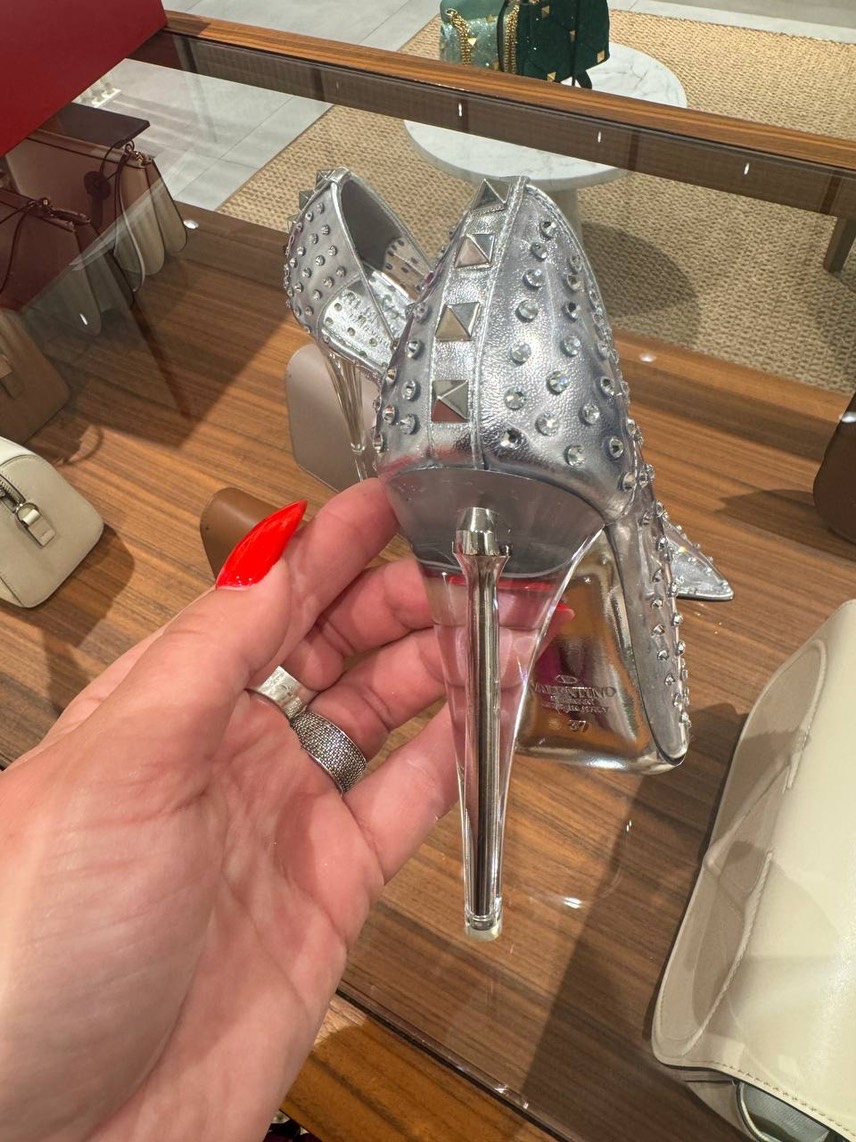 VALENTINO GARAVANI Pumps side view - Women's luxury Shoes
