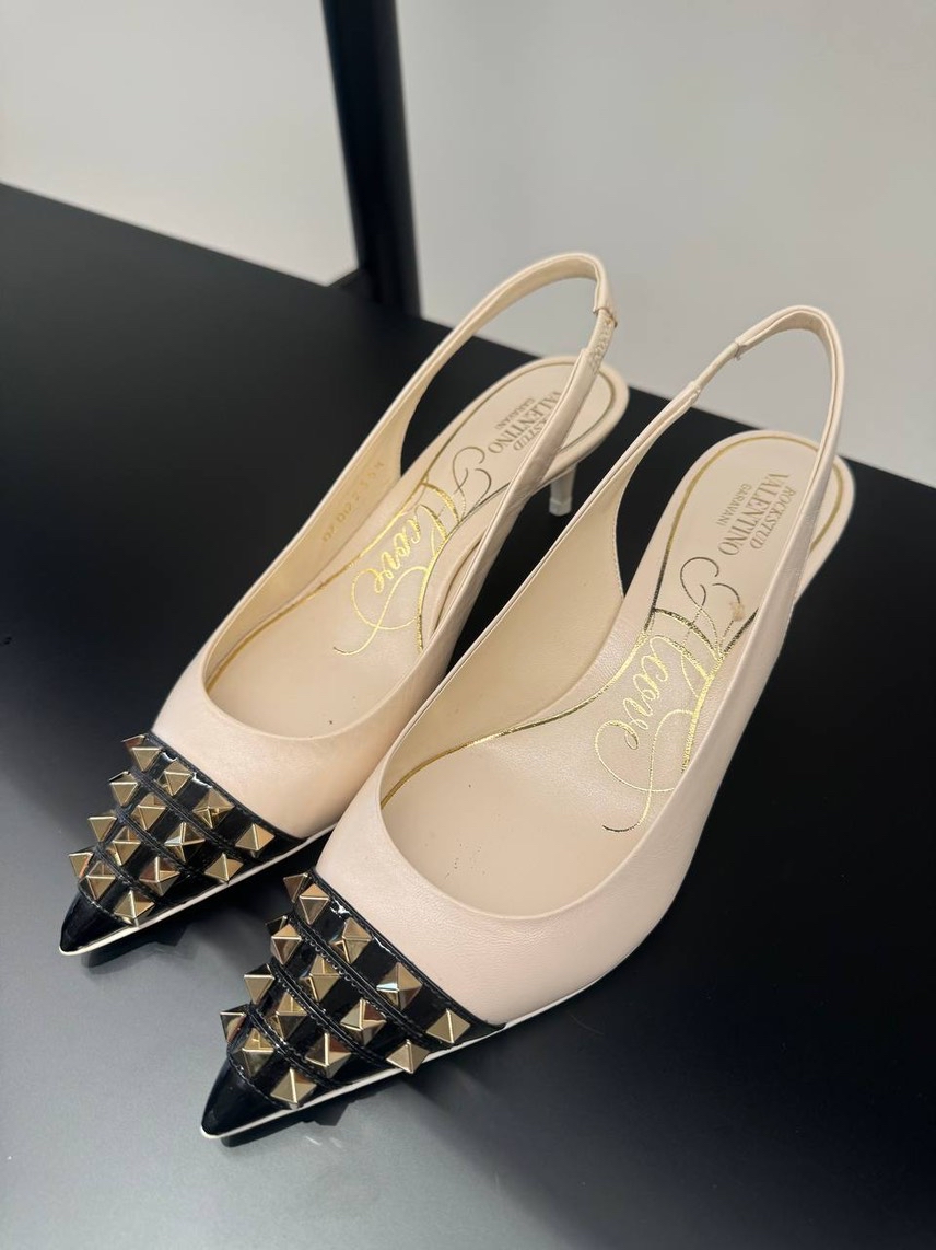 VALENTINO GARAVANI Sandals front view - Women's luxury Shoes
